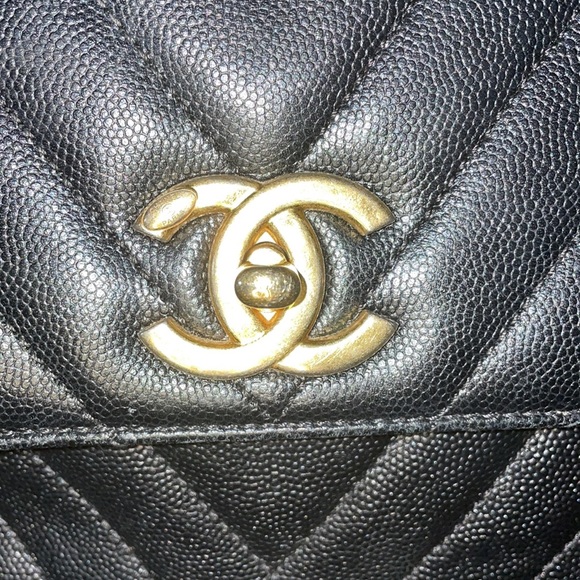 Chanel Black chevron flap Bag w gold hardware! 🖤 - Picture 4 of 16